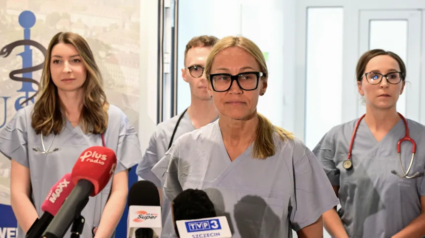 03.03.2026. Pediatra, endokrynolog i diabetolog dziecięcy, koordynatorka programu „Odważna 8” prof. Elżbieta Petriczko (C) podczas konferencji prasowej w Uniwersyteckim Szpitalu Klinicznym nr 1 PUM w Szczecinie, 3 bm. W szpitalu rozpoczęło działalność Uniwersyteckie Centrum Leczenia Otyłości u Dzieci, w ramach którego przyjęto już pierwszych młodych pacjentów. (mr) PAP/Marcin Bielecki