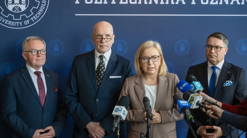 05.03.2026. Inicjator powołania Klastra Zielonej Transformacji Przemysław Karlik (2L), ministra klimatu i środowiska Paulina Hennig-Kloska (2P), rektor Politechniki Poznańskiej prof. dr hab. inż. Teofil Jesionowski (P) i prezes Zarządu Poznańskiego Parku Naukowo-Technologicznego prof. dr hab. inż. Hieronim Maciejewski (L) podczas konferencji prasowej, 5 bm. w siedzibie Politechniki Poznańskiej. Wcześniej odbyło się podpisanie porozumienia o utworzeniu Klastra Zielonej Transformacji. PAP/Jakub Kaczmarczyk