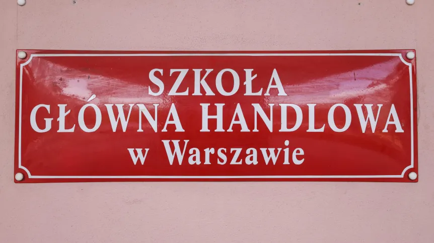14.05.2025. Tabliczka na Szkole Głównej Handlowej w Warszawie. PAP/Albert Zawada