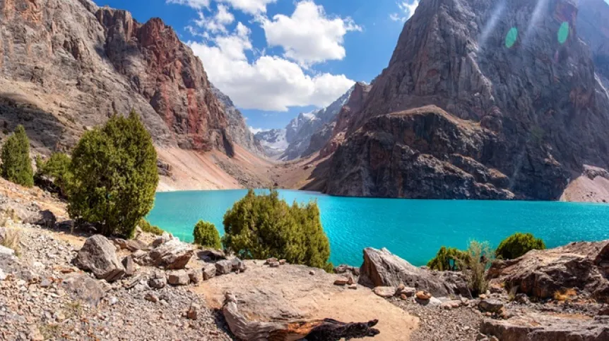 Tadżykistan, góry Fan, jezioro Ała-kol, fot. Adobe Stock
