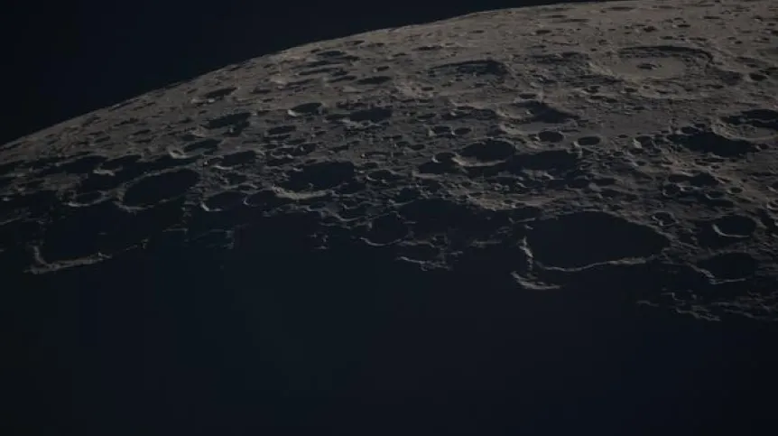 Zbliżenie powierzchni Księżyca wzdłuż linii oddzielającej księżycową noc od dnia . Zdjęcie wykonała załoga misji Artemis II. Fot. NASA