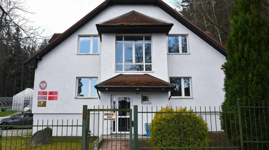 17.04.2026. Żywy Bank Genów Karkonoskiego Parku Narodowego w Jagniątkowie, 17 bm. Ośrodek powstał 3 lipca 2016 roku, a jego zadaniem jest zachowanie i ochrona różnorodności gatunków roślin występujących w Karkonoszach m.in. gęsiówki alpejskej, skalnicy śnieżnej, różanecznika alpejskiego czy endemicznych gatunków jastrzębców. PAP/Maciej Kulczyński