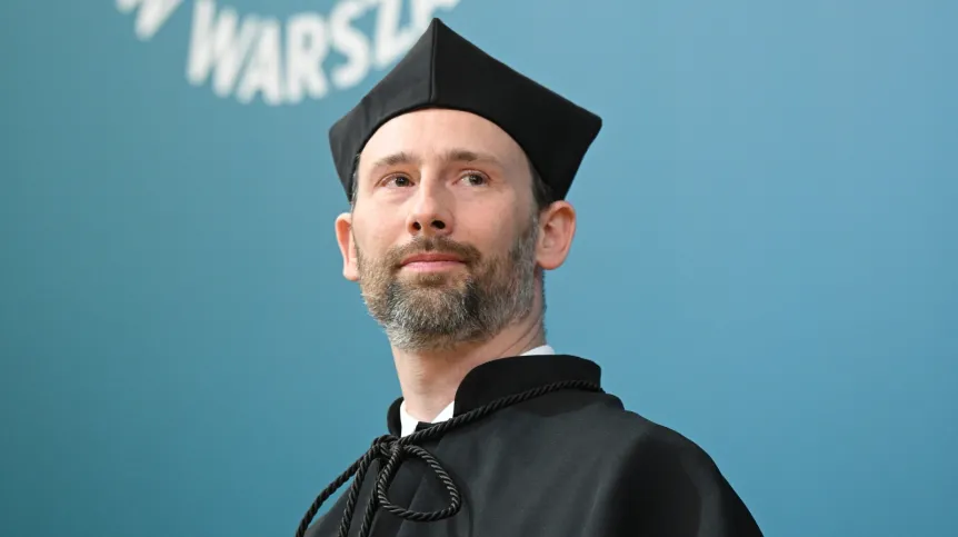 Warszawa, 10.04.2026. Astronauta Europejskiej Agencji Kosmicznej Sławosz Uznański-Wiśniewski odbiera tytuł doktora honoris causa SGH podczas uroczystości w auli głównej Szkoły Głównej Handlowej w Warszawie. PAP/Marcin Obara