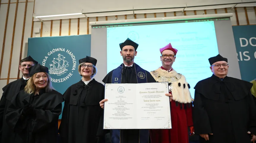 Warszawa, 10.04.2026. Astronauta Europejskiej Agencji Kosmicznej Sławosz Uznański-Wiśniewski (4L) odbiera tytuł doktora honoris causa SGH podczas uroczystości w auli głównej Szkoły Głównej Handlowej w Warszawie, 10 bm. Obok rektor SGH dr hab. Piotr Wachowiak (2P) i promotor, dr hab. prof. SGH Roman Sobiecki (P). (jm) PAP/Marcin Obara