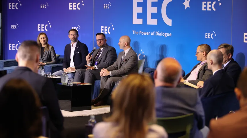 Katowice, 23.04.2026. Od lewej: senior partner w 3 Hazel Tree Partners, CEO i założycielka GoCosmic Justyna Redelkiewicz, astronauta ESA Sławosz Uznański-Wiśniewski, prezess Space Entrepreneurship Institute i CEO AROBS Polska Michał Szwajewski oraz dziennikarz naukowy, założyciel Fundacji Nauka. To lubię Tomasz Rożek podczas panelu „Przemysł lotniczy i kosmiczny” w drugim dniu Europejskiego Kongresu Gospodarczego w Katowicach, 23 bm. XVIII EKG odbywa się pod hasłem „The Power of Dialogue. Siła dialogu”. (jm) PAP/Jarek Praszkiewicz