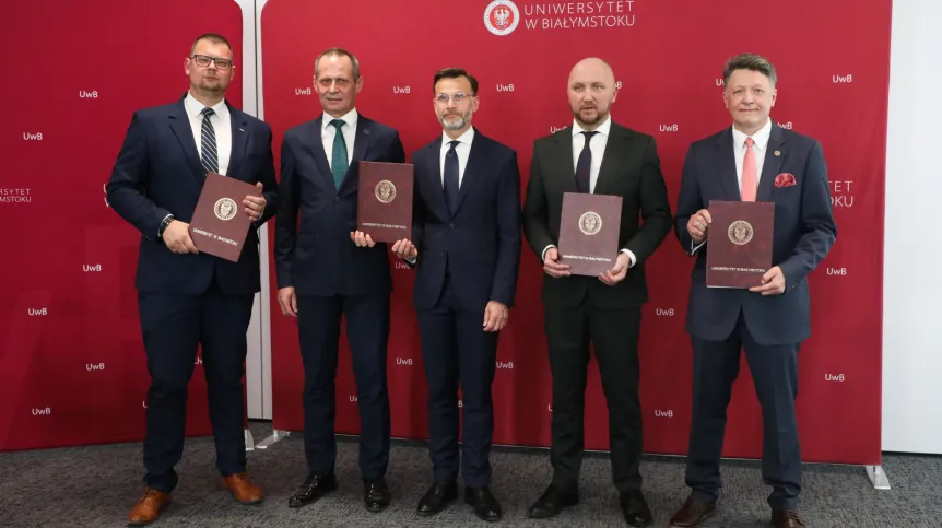 Białystok, 04.05.2026. Rektor Uniwersytetu w Białymstoku prof. dr hab. Mariusz Popławski (P), wojewoda podlaski Jacek Brzozowski (3L), wicewojewoda podlaski Michał Gąsowski (2L), wiceprezydent Białegostoku Tomasz Klim (L) oraz marszałek województwa podlaskiego Łukasz Prokorym (2P) podczas konferencji prasowej w sali konferencyjnej Biblioteki Uniwersyteckiej UwB, 4 bm. Konkferencja tow. podpisaniu listu intencyjnego ws. budowy Kliniki Weterynaryjnej w kampusie Uniwersytetu w Białymstoku. (jm) PAP/Artur Reszko