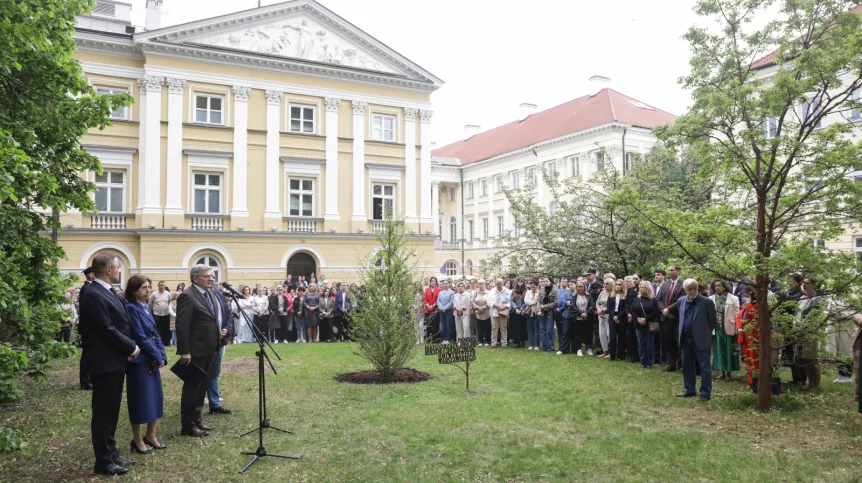 Warszawa, 07.05.2026. Prorektor UW ds. badań prof. dr hab. Zygmunt Lalak (3L), prorektor UW ds. rozwoju prof. dr hab. Ewa Krogulec (2L) oraz prorektor UW ds. studenckich i jakości kształcenia dr hab. Maciej Raś (L) podczas uroczystości symbolicznego upamiętnienia Małgorzaty Dynak na Kampusie Głównym UW w Warszawie, 7 bm.  Pracowniczka UW została rok temu brutalnie zamordowana na terenie kampusu. Zmarłą upamiętni miłorząb posadzony przez społeczność uczelni na skwerze między Budynkiem Chopinowskim a Wydziałem Archeologii. (jm) PAP/Tomasz Gzell