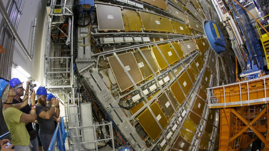Zwiedzający oglądają elementy detektora ATLAS podczas dnia otwartego w CERN. 14.09.2019. EPA/SALVATORE DI NOLFI  