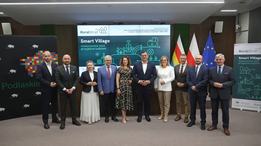 Białystok, 25.06.2026. Minister rolnictwa i rozwoju wsi Stefan Krajewski (5P), marszałek województwa podlaskiego Łukasz Prokorym (2L), członek zarządu województwa podlaskiego Bogdan Dyjuk (P), rektor Politechniki Białostockiej, dr hab. inż. Marta Kosior-Kazberuk (5L) oraz  prof. dr hab. inż. Joanicjusz Nazarko z Międzynarodowej Katedry Logistyki i Inżynierii Usług Politechniki Białostockiej (4L) podczas konferencji prasowej otwierającej projekt: "Ramy i kierunki implementacji koncepcji inteligentnej wsi smart village w krajowej i regionalnych politykach rozwojowych", 25 bm. w siedzibie Urzędu Marszałkowskiego Województwa Podlaskiego w Białymstoku. PAP/Artur Reszko
