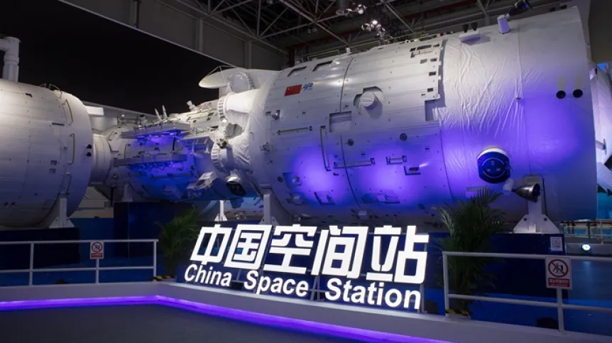Pełnoskalowy model chińskiej stacji kosmicznej pokazany na wystawie podczas 14 China International Aviation and Aerospace Exhibition; Adobe Stock