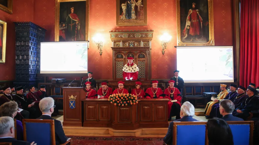 Kraków, 12.05.2026. Rektor UJ prof. Piotr Jedynak (C) na uroczystym posiuedzeniu Senatu uczelni w Krakowie, 12 bm. Trwają obchody 662. rocznicy założenia Uniwersytetu Jagiellońskiego. PAP/Łukasz Gągulski