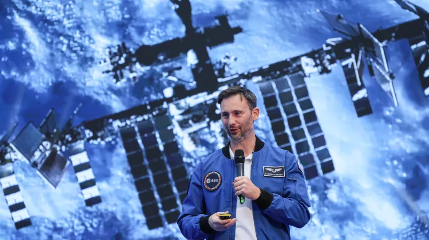 Warszawa, 15.10.2025. Polski astronauta Sławosz Uznański-Wiśniewski podczas spotkania na Politechnice Warszawskiej. Fot. PAP/Paweł Supernak