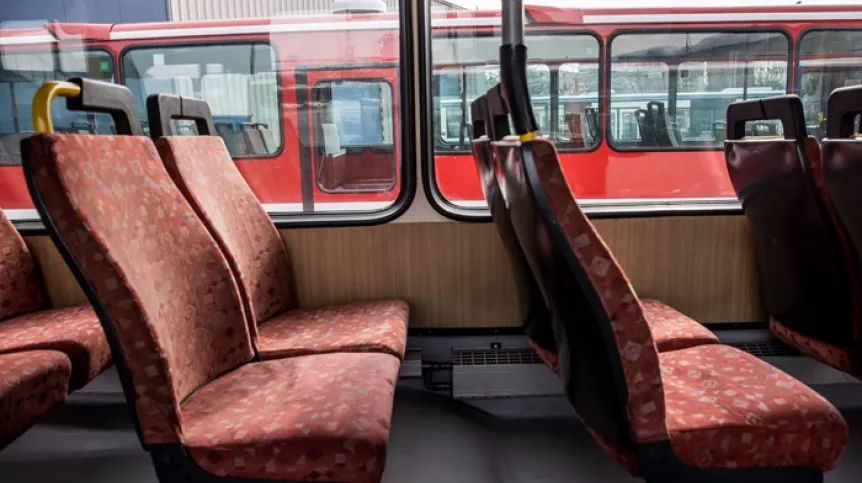Wnętrze zabytkowego autobusu Scania 112 CN, prezentowanego na terenie zajezdni autobusowej Wola Duchacka w Krakowie (amb) PAP/Art Service