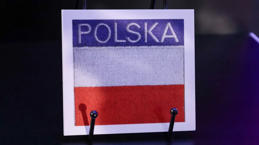 Warszawa, 07.07.2025. Prezentacja duplikatów przedmiotów które astronauta Sławosz Uznański-Wiśniewski zabrał ze sobą w kosmos, w stołecznym Centrum Nauki Kopernik. Fot. PAP/Albert Zawada
