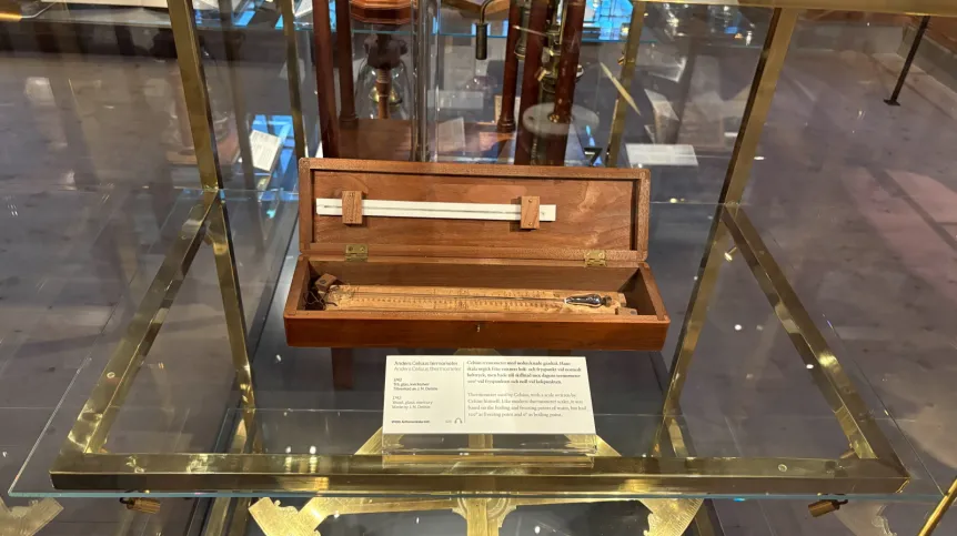  Uppsali, Szwecja, 30.06.2026. Pierwszy termometr Szweda Andersa Celsjusza z 1742 roku w Muzeum Gustavianum w Uppsali. PAP/Daniel Zyśk