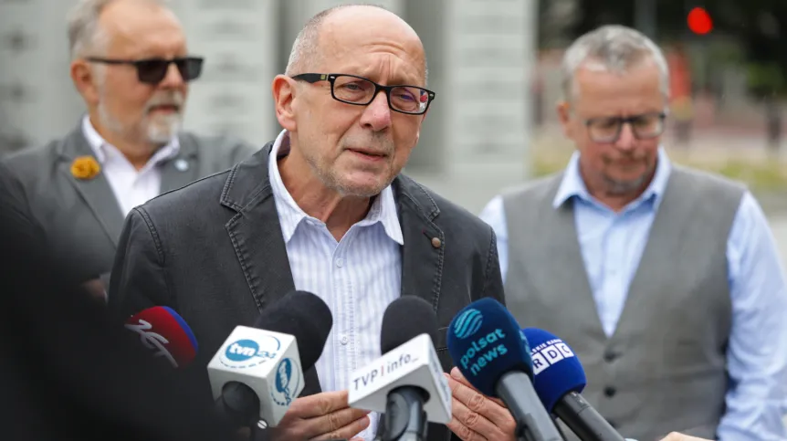 09.07.2026. Etyk środowiskowy, działacz na rzecz ochrony przyrody prof. dr hab. Piotr Skubała podczas briefingu prasowego przed pomnikiem AK w Warszawie, 9 bm. po spotkaniu z marszałkiem Sejmu Włodzimierzem Czarzastym. Spotkanie dot. zorganizowania debaty na temat skutków zmiany klimatu dla Polski. (aldg) PAP/Tomasz Gzell