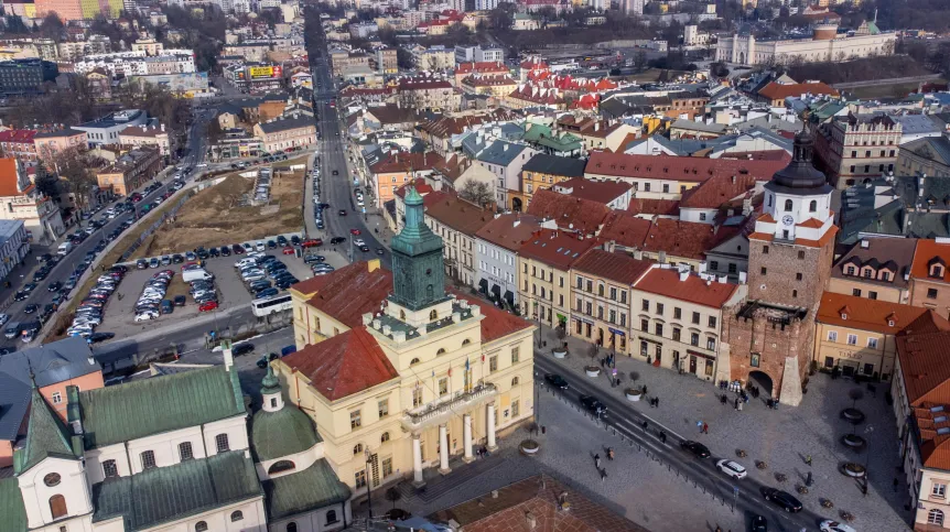 Lublin, 23.02.2025. Stare Miasto Ratusz (L) i Brama Krakowska (P). PAP/Wojtek Jargiło