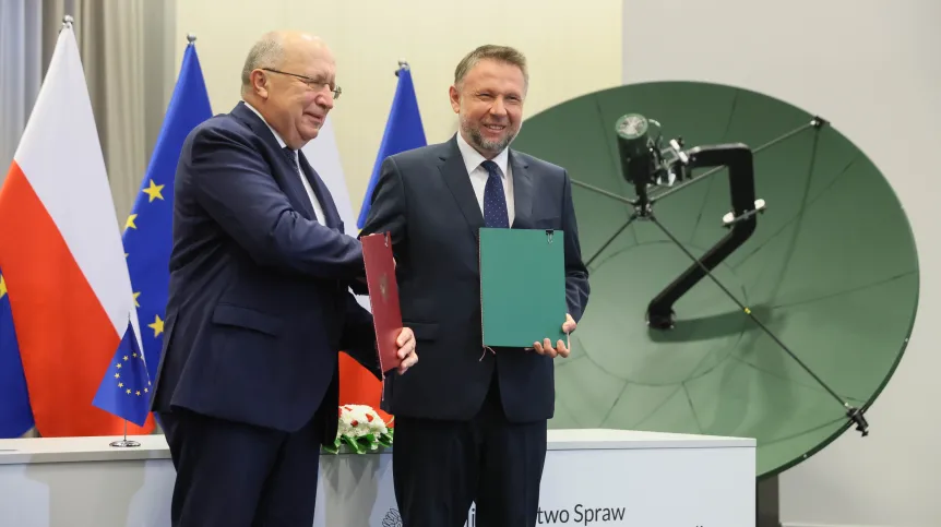 Warszawa, 21.07.2026. Minister spraw wewnętrznych i administracji Marcin Kierwiński (P) oraz Europejski Komisarz ds. obrony i przestrzeni kosmicznej Andrius Kubilius (L) podczas uroczystości podpisania umowy dot. udziału Polski w budowie konstelacji satelitarnej IRIS2, 21 bm. w siedzibie MSWiA w Warszawie. Infrastructure for Resilience, Interconnectivity and Security by Satellite (RIS2) to projekt Unii Europejskiej, przewidujący umieszczenie na niskiej i średniej orbicie okołoziemskiej prawie 300 satelitów, które mają zapewnić stabilny i bezpieczny system łączności satelitarnej dla rządów, firm i obywateli UE. (jm) PAP/Leszek Szymański