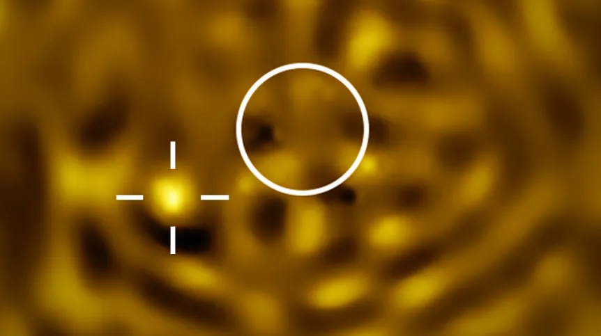 Zdjęcie uzyskane przy pomocy Bardzo Dużego Teleskopu (VLT) w grudniu 2024 roku.  Okręgiem wskazano rozmiary Betelgezy (która została usunięta ze zdjęcia), a znacznik po lewej wskazuje jasne źródło, którą jest prawdopodobnie Betelgeza B, gwiazdowa towarzyszka głównej Betelegezy. Źródło: ESO/M. Montargès et al.