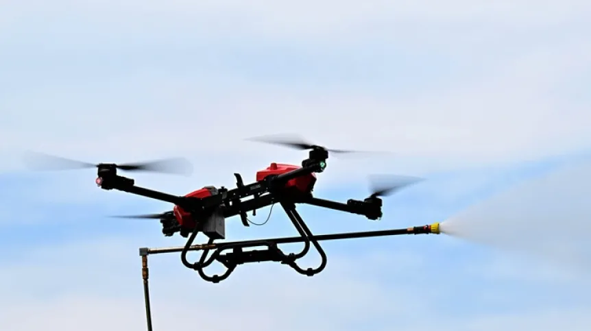 Dron gaśniczy, zdjęcie z placu wewnętrznego Komendy Wojewódzkiej Państwowej Straży Pożarnej w Kielcach. (pp/amb) PAP/Piotr Polak