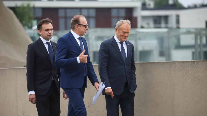 Warszawa, 13.07.2026. Premier Donald Tusk (P), minister finansów i gospodarki Andrzej Domański (L) oraz dyrektor generalny Europejskiej Agencji Kosmicznej Josef Aschbacher (C) w drodze na konferencję prasową, 13 bm. w stołecznym Centrum Nauki Kopernik. Spotkanie dot. ogłoszenia siedziby Centrum Europejskiej Agencji Kosmicznej w Polsce. PAP/Leszek Szymański
