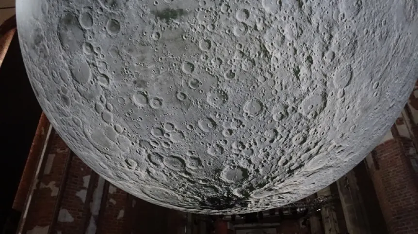 Wystawa Museum of the Moon w Nadbałtyckim Centrum Kultury, w gdańskim kościele św. Jana, przy ulicy Świętojańskiej 50. Świecąca kula, replika Księżyca o 7-metrowej średnicy została zawieszona pod zabytkowym, gotyckim sklepieniem kościoła. Projekt zrealizowano w skali 1:500 000 na podstawie zdjęć dostarczonych przez agencję kosmiczną NASA. ju/gr PAP/Jerzy Uklejewski