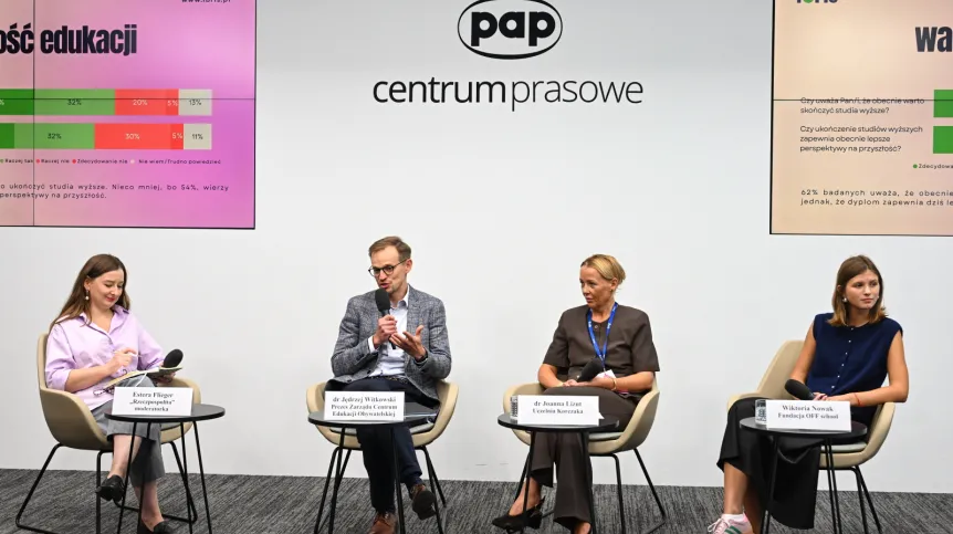 Warszawa, 28.08.2026. Od lewej: modeatorka Estera Flieger, prezes zarządu Fundacji Centrum Edukacji Obywatelskiej Jędrzej Witkowski, dr Joanna Lizut i Wiktoria Nowak z Fundacji OFF School na prezentacji raportu Horyzont Ibris Young w Centrum Prasowym PAP w Warszawie. PAP/Radek Pietruszka