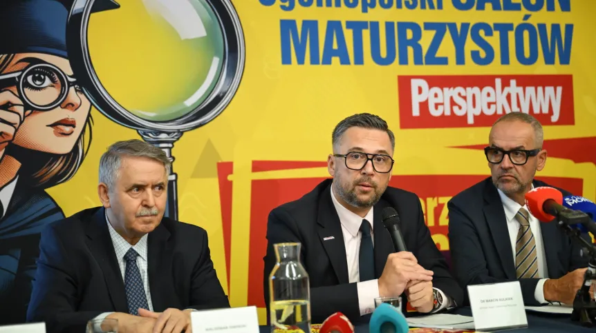 03.09.2026. Minister nauki i szkolnictwa wyższego, dr Marcin Kulasek (C), założyciel Fundacji Edukacyjnej Perspektywy Waldemar Siwiński (L) i rektor UG, gospodarz Gdańskiego Salonu Maturzystów, prof. Piotr Stepnowski (P) podczas konferencji prasowej z okazji startu ogólnopolskiej kampanii „Zanim wybierzesz studia, zapytaj ELĘ” oraz oraz inauguracji w Gdańsku 20. edycji Salonu Maturzystów, 3 bm. w Gdańsku. (ad) PAP/Adam Warżawa