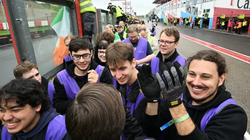 Załoga AGH Eko-Energia z AGH w Krakowie podczas wyścigu iLumen European Solar Challenge na torze Zolder w Heusden-Zolder w Belgii (mr) PAP/Wiktor Dąbkowski