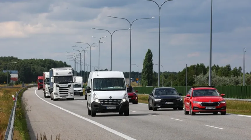 Ruch na autostradzie A2 w pobliżu  MOP-u Polesie  w miejscowości Łyszkowice (mz/dw) PAP/Marian Zubrzycki