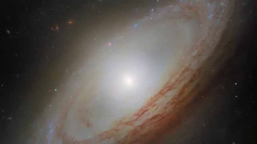 Galaktyka spiralna NGC 4698 sfotografowana przez Kosmiczny Teleskop Hubble’a. Źródło: ESA/Hubble & NASA, D. Thilker, MAUVE-HST Team