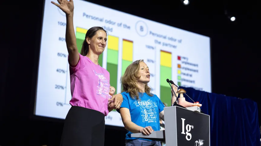 Laureatki Ig Nobla Agnieszka Sorokowska (L) i Ilona Croy (P) podczas 36. dorocznej ceremonii wręczenia Ig Nobli w Zurich Convention Center w Zurychu, Szwajcaria, 3 września 2026 r. Fot. EPA/CLAUDIO THOMA Dostawca: PAP/EPA.