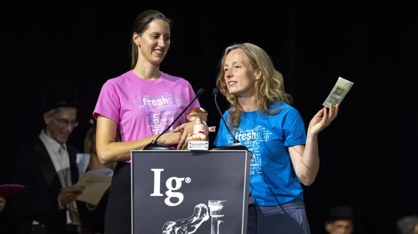 Agnieszka Sorokowska (L) i Ilona Croy (P) w trakcie 36. dorocznej ceremonii rozdania Ig Nobli, Zurych, Szwajcaria, 3 września 2026. EPA/CLAUDIO THOMA. Dostawca: PAP/EPA