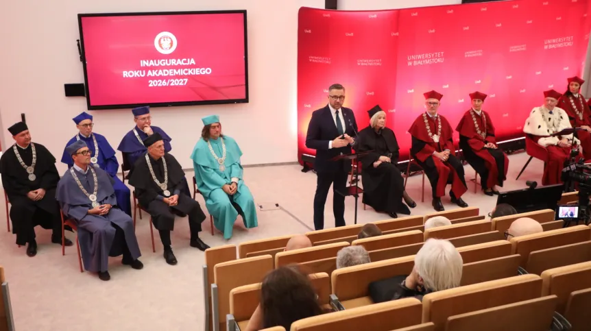 Białystok, 09.10.2026. Minister nauki i szkolnictwa wyższego Marcin Kulasek (C) podczas inauguracji roku akademickiego 2026/2027 Uniwersytetu w Białymstoku, 9 bm. w budynku nauk humanistycznych UwB. (aldg) PAP/Artur Reszko
