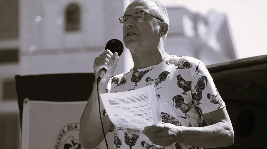 Warszawa, 24.08.2019. Prof. Andrzej Elżanowski przemawia po zakończonym Marszu na Rzecz Praw Zwierząt. PAP/Paweł Supernak