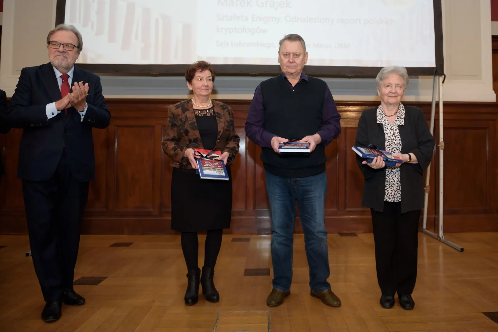  Rektor UAM prof. Andrzej Lesicki (L), siostrzenica Henryka Zygalskiego Maria Bryschak (2L), syn Jerzego Różyckiego Jan Różycki (2P) i córka Mariana Rejewskiego Janina Sylwestrzak (P) podczas uroczystości. Fot. PAP/Jakub Kaczmarczyk 25.01.2018