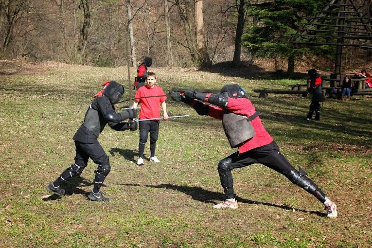  Ujęcie z walki eksperymentalnej (zawodnik po prawej trafia pchnięciem),  archiwum prywatne M. Talagi 