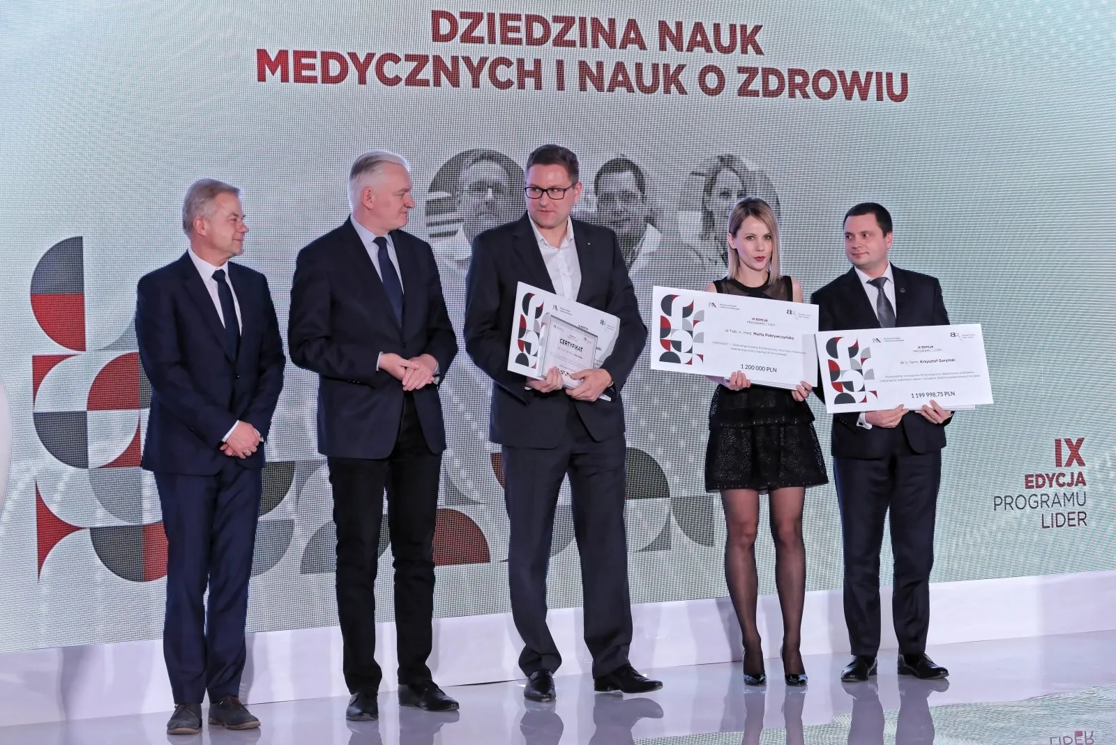 Minister nauki i szkolnictwa wyższego Jarosław Gowin (2L), dyrektor Narodowego Centrum Badań i Rozwoju Maciej Chorowski (L) oraz laureaci nagród w Dziedzinie Nauk Medycznych i Nauk o Zdrowiu dr Jakub Rybka (C), dr hab. n. med. Marta Pokrywczyńska (2P) i dr n. farm. Krzysztof Goryński (P) podczas uroczystej gali IX edycji programu Lider w Reducie Banku Polskiego w Warszawie. PAP/Paweł Supernak  22.01.2019