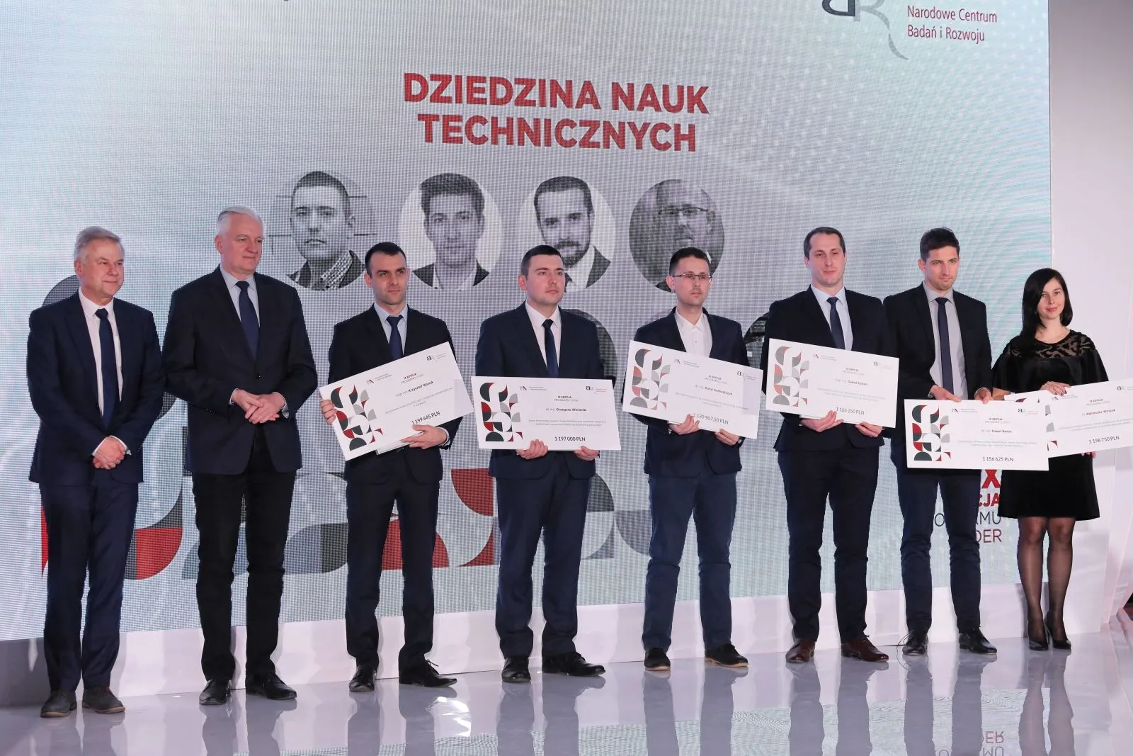 Minister nauki i szkolnictwa wyższego Jarosław Gowin (2L), dyrektor Narodowego Centrum Badań i Rozwoju Maciej Chorowski (L) oraz laureaci nagród w Dziedzinie Nauk Technicznych mgr inż. Krzysztof Wąsik (3L), dr inż. Grzegorz Winiarski (4L), dr inż. Rafał Andrzejczyk (4P), mgr inż. Dawid Szwarc (3P), dr inż. Paweł Balon (2P) i dr Agnieszka Woszuk (P) podczas uroczystej gali IX edycji programu Lider w Reducie Banku Polskiego w Warszawie. PAP/Paweł Supernak  22.01.2019