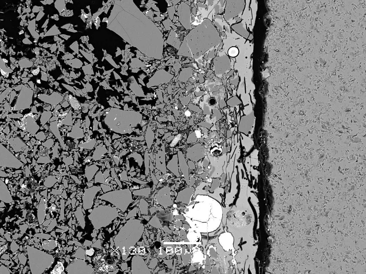 Obraz materiału fajansowego w skaningowym mikroskopie elektronowym (SEM), fot. M. Zaremba