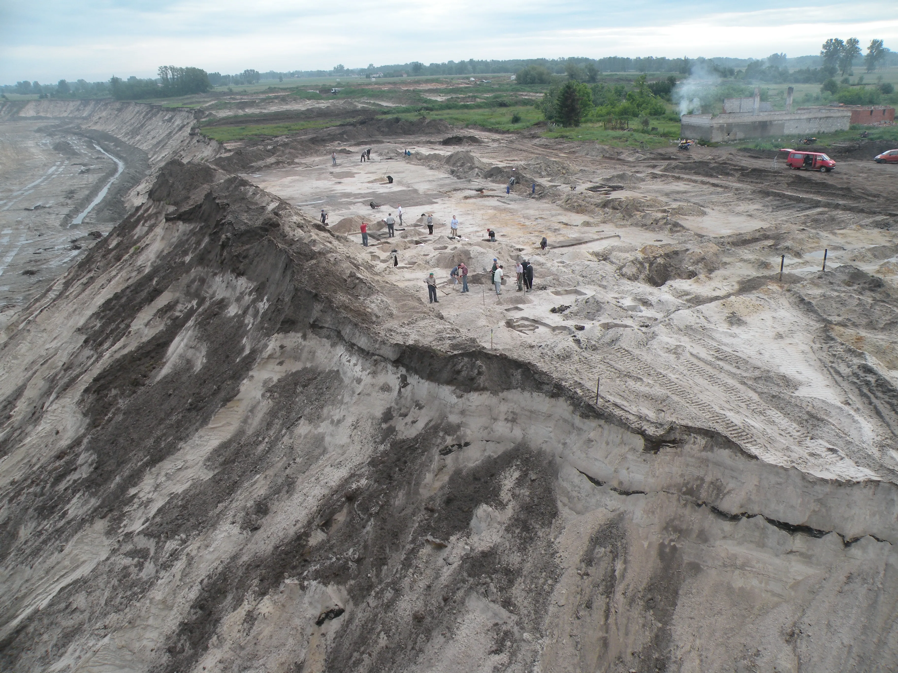  Widok na osadę w czasie badań archeologicznych, fot. E. Schellner