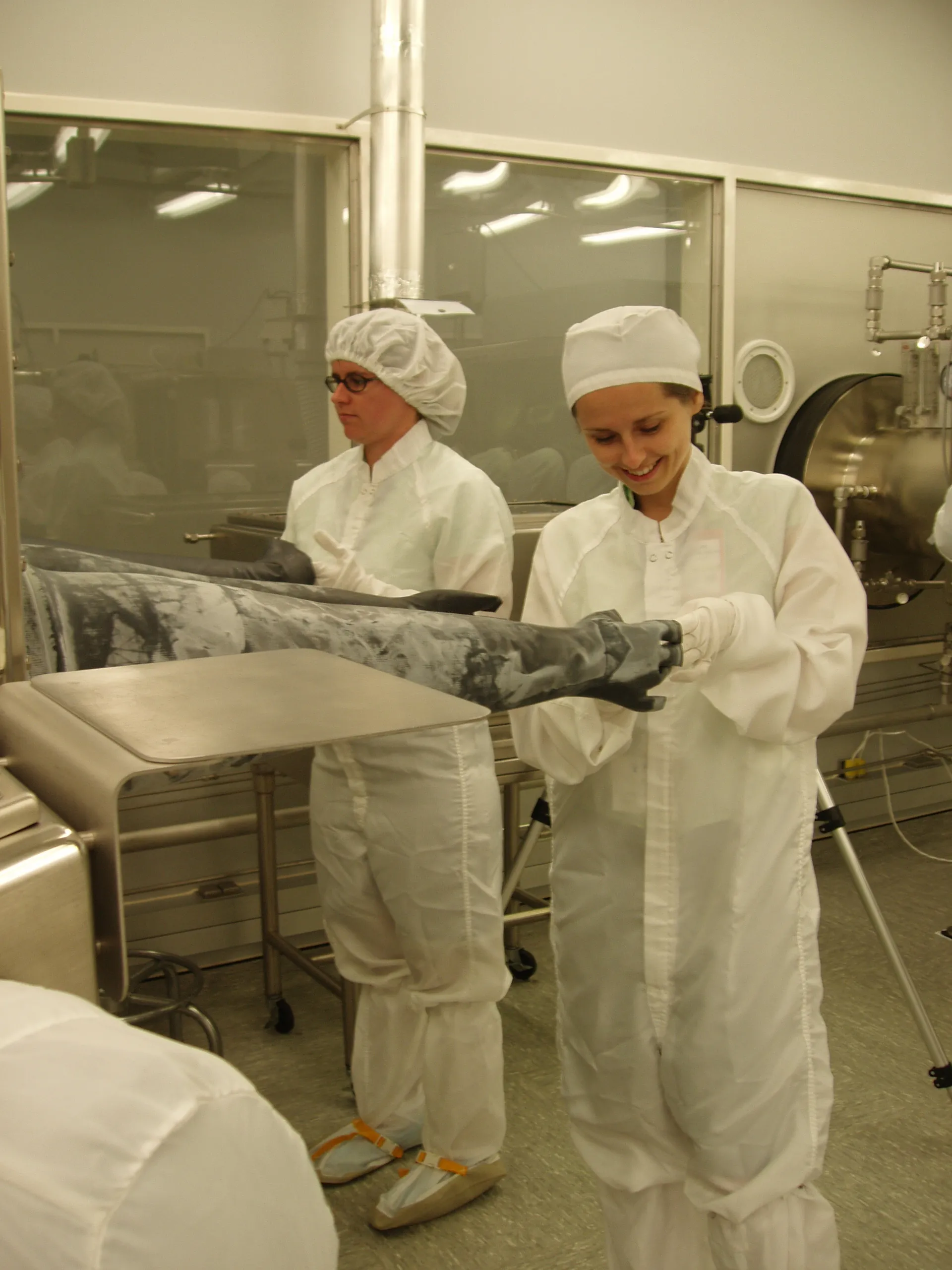 W NASA w Houston macając księżycowe skały; źródło: Anna Łosiak