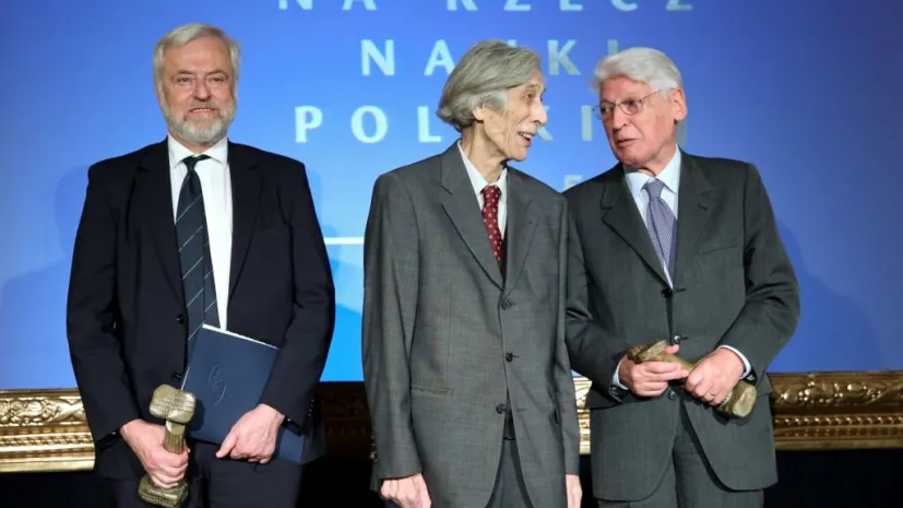 Prof. Stanisław Penczek (P) z Centrum Badań Molekularnych i Makromolekularnych PAN w Łodzi, prof. Jerzy Jedlicki (C) z Instytutu Historii PAN w Warszawie oraz prof. Kazimierz Rzążewski (L) z Centrum Fizyki Teoretycznej PAN w Warszawie zostali laureatami Nagród Fundacji na rzecz Nauki Polskiej 2015, uznawanych za najważniejsze wyróżnienie naukowe w naszym kraju. Laureaci odebrali statuetki i czeki na 200 tys. zł. podczas uroczystej gali na Zamku Królewskim. Fot. PAP/Rafał Guz 02.12.2015