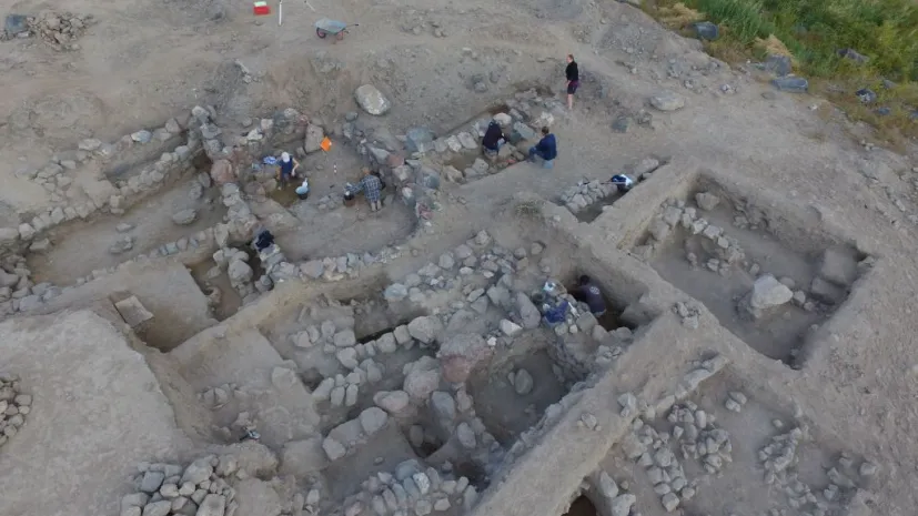 Archeolodzy zwracają uwagę na złożoną zabudowę i liczne przebudowy badanej osady. Fot. K. Jakubiak