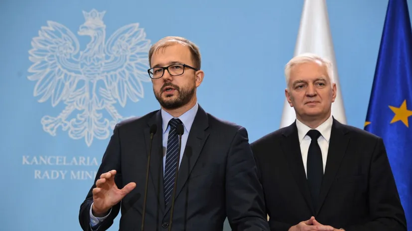Wicepremier, minister nauki i szkolnictwa wyższego Jarosław Gowin (P) i wiceminister nauki i szkolnictwa wyższego Piotr Dardziński (L) podczas ogłoszenia wyników konkursu programu NAWA - Polskie Powroty w KPRM w Warszawie. Fot. PAP/Radek Pietruszka 14.11.2018