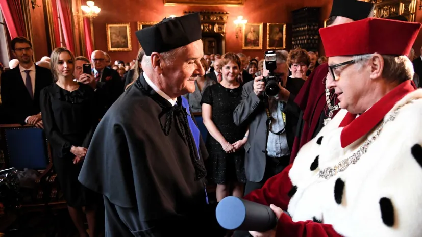 Kardiolog Jacek Dubiel (L) odbiera z rąk rektora UJ prof. Wojciecha Nowaka (P) tytuł honorowego profesora Uniwersytetu Jagiellońskiego w Krakowie. Fot. PAP/Jacek Bednarczyk 23.10.2019