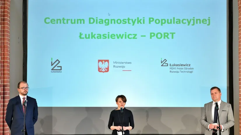 Wicepremier, minister rozwoju Jadwiga Emilewicz (C), prezes Sieci Badawczej Łukasiewicz Piotr Dardziński (L) oraz dyrektor Łukasiewicz - PORT Andrzej Dybczyński (P) podczas konferencji prasowej dot. utworzenia Centrum Diagnostyki Populacyjnej, 21 bm. w Instytucie Łukasiewicz PORT – Polski Ośrodek Rozwoju Technologii we Wrocławiu. PAP/Maciej Kulczyński 21.05.2020