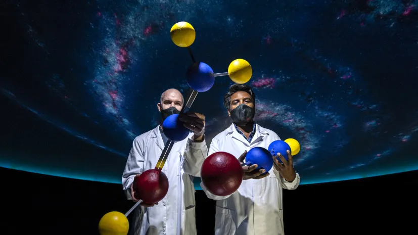 Współautorzy badań dr Arunlibertsen Lawzer i dr Thomas Custer prezentują modele cząsteczek interesujących z punktu widzenia astrochemii. Zdjęcie zostało wykonane w nowoczesnym planetarium Centrum Nauki Kopernik. źródło: IChF PAN, fot: Grzegorz Krzyżewski