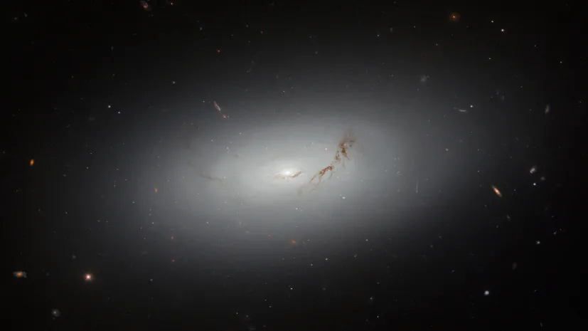 Galaktyka NGC 3156 sfotografowana przez Kosmiczny Teleskop Hubble’a. Źródło:  ESA/Hubble &amp;amp; NASA, R. Sharples, S. Kaviraj, W. Keel.