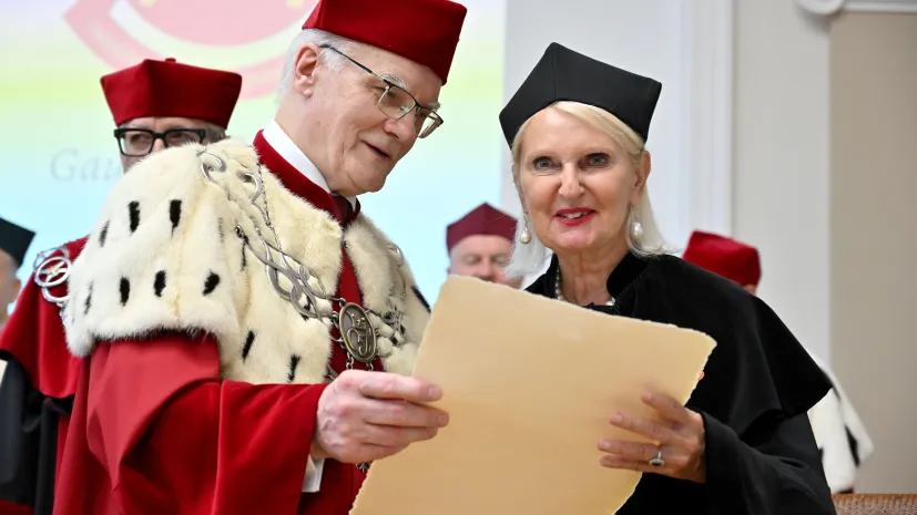 Kielce, 30.09.2023. Prof. dr hab. n. med. Maria Siemionow (P) otrzymuje w Kielcach z rąk rektora Uniwersytetu Jana Kochanowskiego Stanisława Głuszka (L) tytuł doctora h.c. uczelni na uroczystej inauguracji roku akademickiego 2023/24. Fot. PAP/Piotr Polak